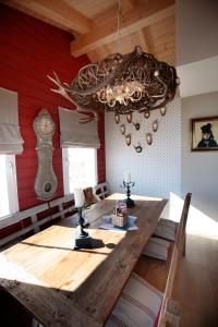 comedor con mesa de madera y lámpara de araña en Hamilton Lodge & Spa, en Belalp