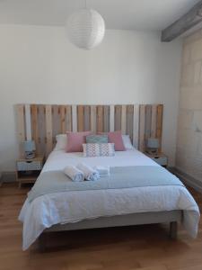1 dormitorio con 1 cama grande y 2 toallas. en Le Vaillant, appartement T2, proche gare, hyper-centre et marais, 1 à 2 personnes, WIFI, en Bourges