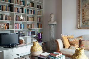 a living room with a book shelf filled with books at Terrazza Momon in Venice