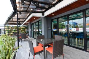 T2 Jomtien Pattaya tesisinde bir restoran veya yemek mekanı