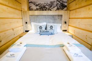 um quarto com uma cama com duas toalhas em Skansen Holiday em Cholerzyn