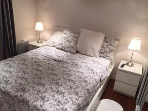 - une chambre avec un lit, 2 tables de nuit et 2 lampes dans l'établissement bel appartement chic et cosy 78100, à Saint-Germain-en-Laye