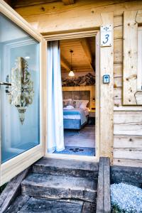 een deur naar een slaapkamer met een bed erin bij Skansen Holiday in Cholerzyn