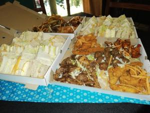 eine Tabelle mit drei Kisten verschiedener Arten von Lebensmitteln in der Unterkunft Maputaland Lodge in Manguzi