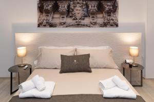 um quarto com uma cama com duas mesas de cabeceira em Taranta Suite em Lecce