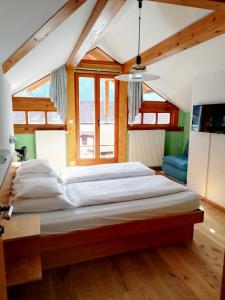 - une chambre avec un grand lit dans l'établissement Gasthof Falkeis, à Kauns