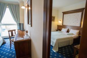 a hotel room with a bed and a window at Hotel Casa De La Rosa in Timişoara