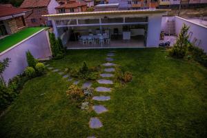 un jardín con escalones en el patio en Villa Pirin, en Simitli