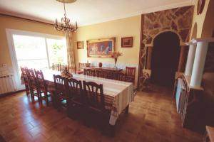 a dining room with a table and chairs at Les Casetes de Camarles in Camarles