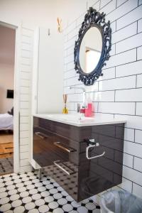 uma casa de banho com um lavatório e um espelho em The Federal Boutique Hotel em Fremantle