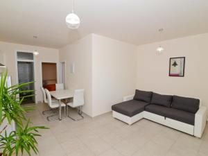 Posedenie v ubytovaní Apartment in Ljubac with Garden