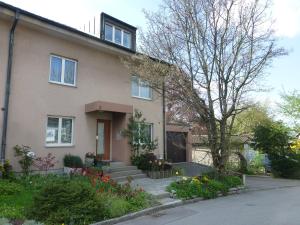 una casa con flores delante en B&B Pappelweg - 2, en Muttenz