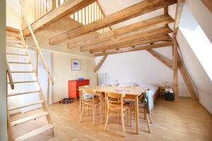 cocina y comedor con mesa de madera y sillas en Familien- und Freizeithotel Gutshaus Petkus, en Petkus