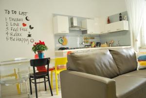 a living room with a couch and a kitchen at Appartamento Annurca in Naples