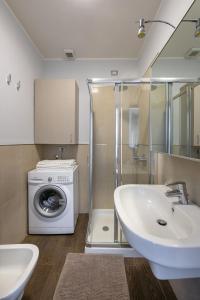 ミラノにあるレジデンツァ ポルタ ボルタの洗濯機と洗面台を備えたバスルーム