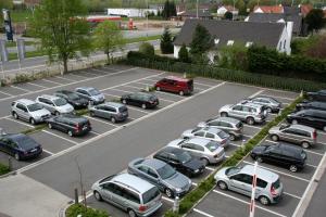 an aerial view of a parking lot with cars at Biznis Hotel in Lokeren