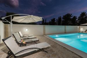 Bazén v ubytování Villa Star 4 luxury apartment with a pool nebo v jeho okolí