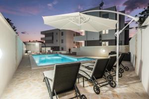 Bazén v ubytování Villa Star 4 luxury apartment with a pool nebo v jeho okolí