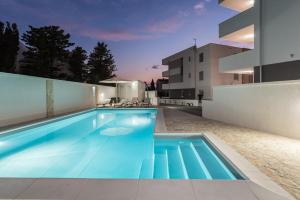 Bazén v ubytování Villa Star 4 luxury apartment with a pool nebo v jeho okolí