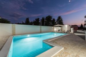 Bazén v ubytování Villa Star 4 luxury apartment with a pool nebo v jeho okolí