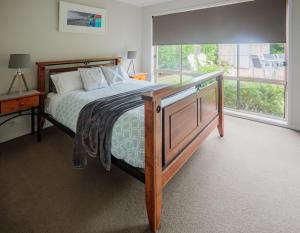 A bed or beds in a room at Mornington Peninsula-4Shore Rosebud