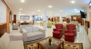 una gran sala de estar con sofás y sillas. en Hotel San Lorenzo en Santiago de Compostela