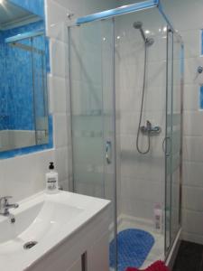 Ένα μπάνιο στο Fira Plaza España Apartment 3ʳᵈ Floor Balcony +18 φωτογραφίες