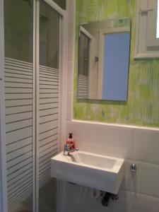 Ένα μπάνιο στο Fira Plaza España Apartment 3ʳᵈ Floor Balcony