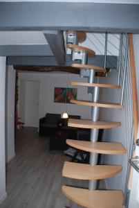 - un escalier en colimaçon dans une chambre avec un canapé dans l'établissement Neffies Languedoc Frankrig, à Néffiès