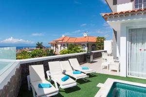 Bazén v ubytovaní LUXURY WHITE VILLA with sea view, heated pool alebo v jeho blízkosti