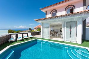 Bazén v ubytovaní LUXURY WHITE VILLA with sea view, heated pool alebo v jeho blízkosti