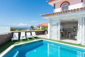 Bazén v ubytovaní LUXURY WHITE VILLA with sea view, heated pool alebo v jeho blízkosti