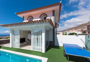 Bazén v ubytovaní LUXURY WHITE VILLA with sea view, heated pool alebo v jeho blízkosti