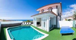 Bazén v ubytovaní LUXURY WHITE VILLA with sea view, heated pool alebo v jeho blízkosti