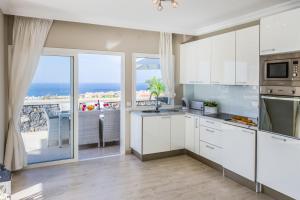 Kuchyňa alebo kuchynka v ubytovaní LUXURY WHITE VILLA with sea view, heated pool