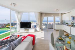 Televízia a/alebo spoločenská miestnosť v ubytovaní LUXURY WHITE VILLA with sea view, heated pool