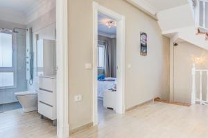 Posteľ alebo postele v izbe v ubytovaní LUXURY WHITE VILLA with sea view, heated pool