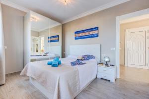 Posteľ alebo postele v izbe v ubytovaní LUXURY WHITE VILLA with sea view, heated pool