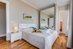 Posteľ alebo postele v izbe v ubytovaní LUXURY WHITE VILLA with sea view, heated pool
