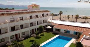 uma vista aérea do hotel e da praia em Hotel Tarik em Torremolinos