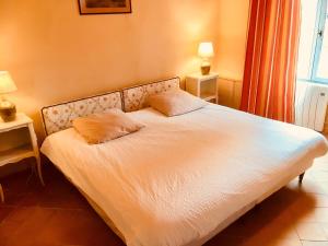 Ένα ή περισσότερα κρεβάτια σε δωμάτιο στο La Métairie