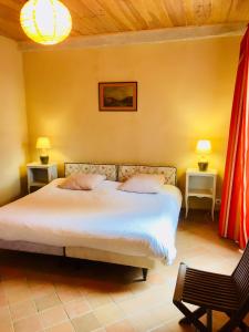 Ένα ή περισσότερα κρεβάτια σε δωμάτιο στο La Métairie