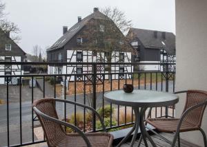 ヴィンターベルクにあるAppartement Fichtenweg 31-Bの家の景色を望むバルコニー(テーブル、椅子付)
