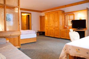 En TV eller et underholdningssystem på Hotel-Gasthof "Zur Mühle"