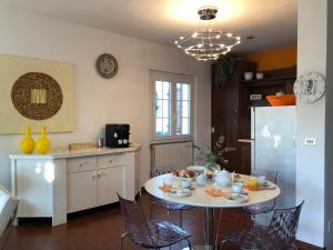シルミオーネにあるYour Perfect Placeのキッチン(白いテーブル、椅子、冷蔵庫付)