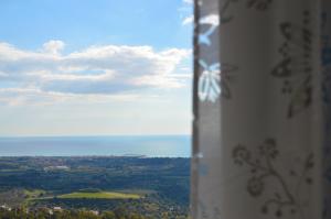 アグリジェントにあるB＆B ミラヴァーレ アグリジェントの窓から海の景色を望めます。