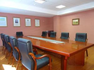 una sala de conferencias con una mesa larga y sillas en Zarafshan Grand Hotel FIEZ, en Malik 41 fotos más