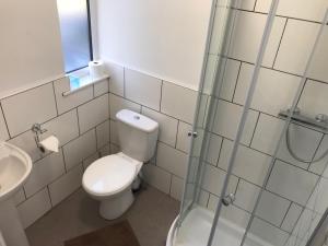 Bathroom sa The Dalbury and Palmer Hotel with FREE PARKING