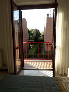 una puerta abierta a un balcón con vistas en Villa Susy en Desenzano del Garda