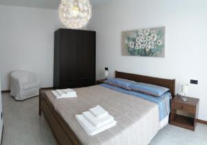 a bedroom with a bed with towels on it at Villa Susy in Desenzano del Garda